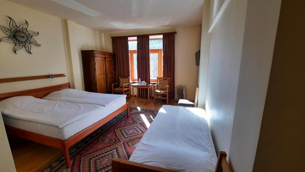 Hotel Mirhav Goris Buitenkant foto