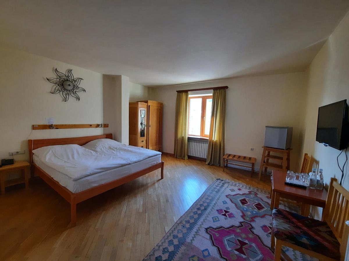 Hotel Mirhav Goris Buitenkant foto